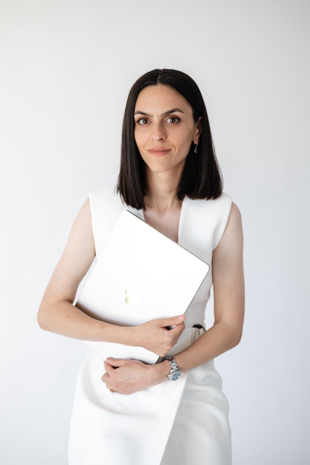 Raluca from Bee Accountant